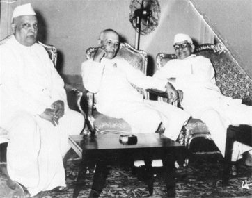 (చిత్రం) మాడపాటి హనుమంతరావు, నెహ్రూ, అయ్యదేవర కాళేశ్వరరావు